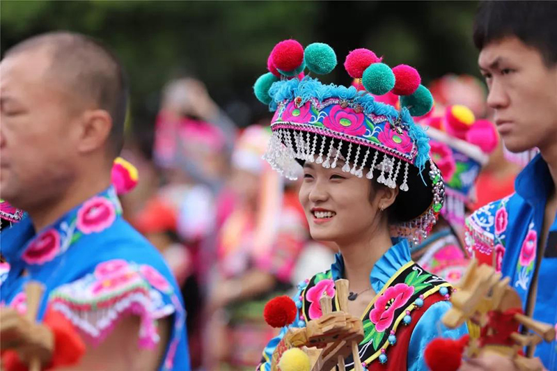 2018楚雄彝族火把節(jié)民族服裝服飾巡演，滿城盡是靚女花衣裳(