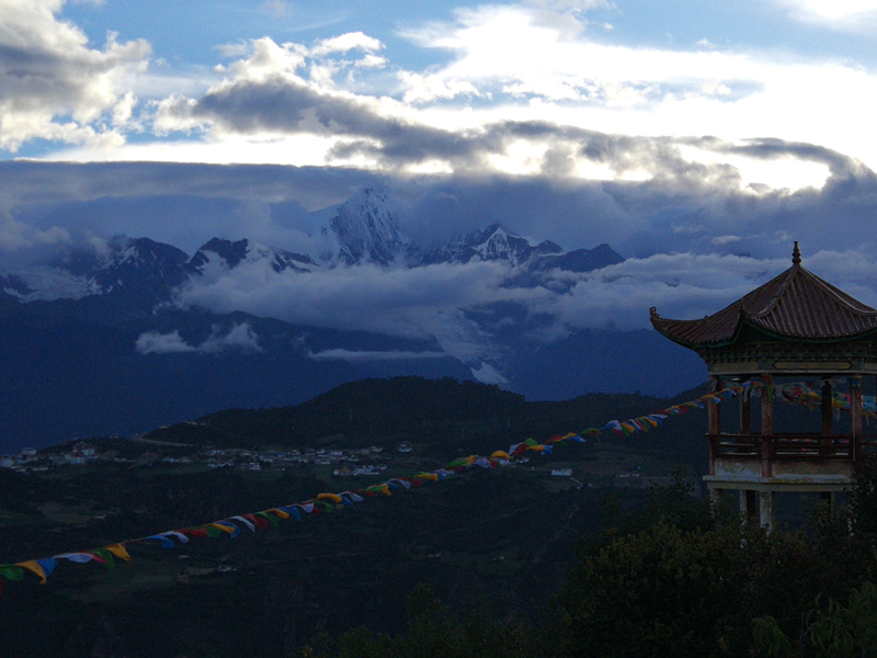 遠(yuǎn)眺梅里雪山